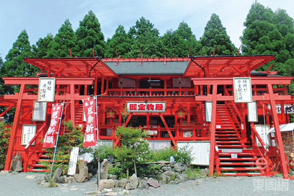 宝来宝来神社在日本比较平实的神社设计中，外貌可说非常鲜艷抢眼和浮夸。