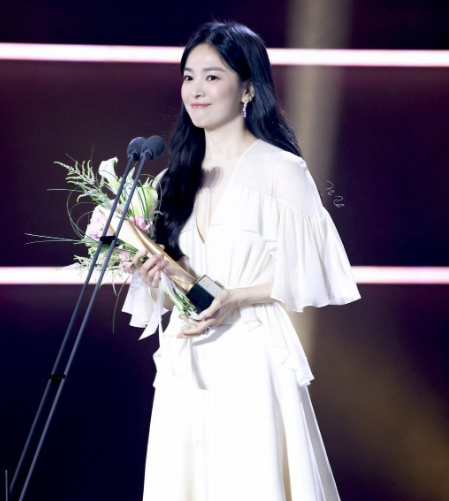 宋慧乔近期凭《黑暗荣耀》再攀事业巅峰。 宋慧乔近期凭《黑暗荣耀》再攀事业巅峰。