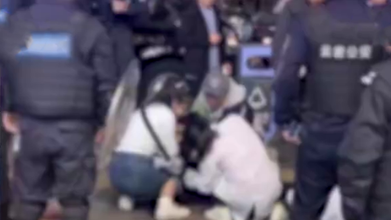 救护人员现场救助伤者