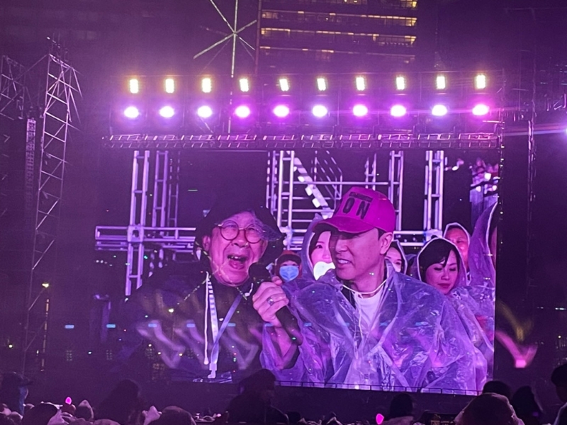 91岁胡枫冒雨看秀