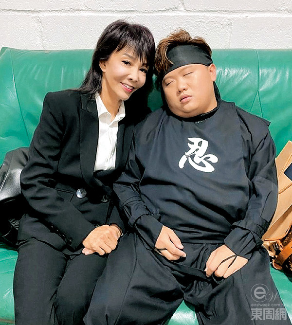 Do姐向来喜欢搞笑,与ERROR成员肥仔合作拍广告时,就与熟睡中的他合照。 Do姐向来喜欢搞笑,与ERROR成员肥仔合作拍广告时,就与熟睡中的他合照。