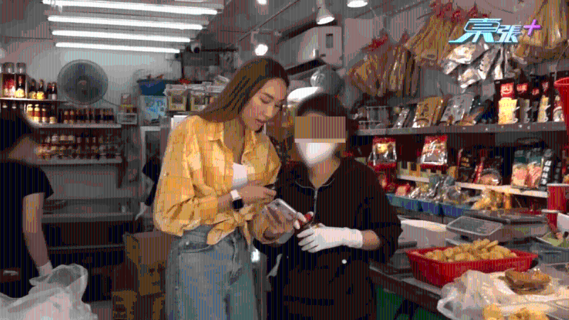 记者向店员出示有关曱甴满布托板的相片及影片求证,职员对此作出回应。 记者向店员出示有关曱甴满布托板的相片及影片求证,职员对此作出回应。