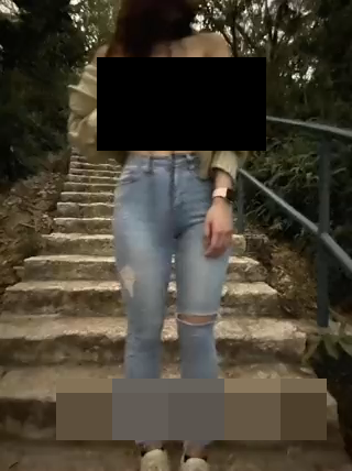 女子在山头上拍摄性虐题材的淫秽影片。