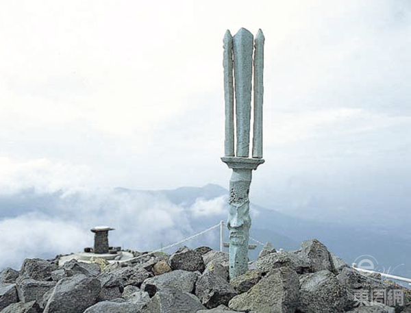 传说中这支天之逆鉾插在山顶已经过千年，但实际上却从没有真正纪录。