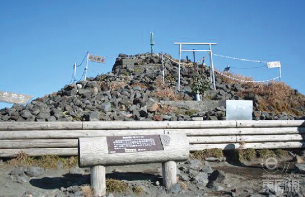 高千穗峰上这支天之逆鉾十分神圣，有很多围栏和保护物，任何人都不能走近。