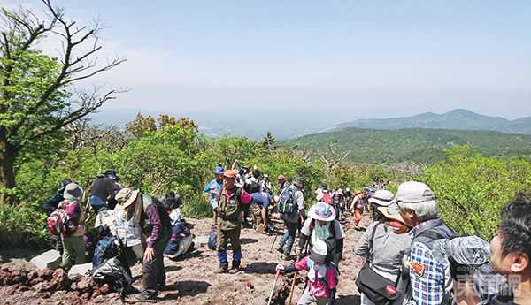 日本人视这支天之逆鉾为神圣之物，守护世界和平，任何时候都有大批善信上山朝圣。