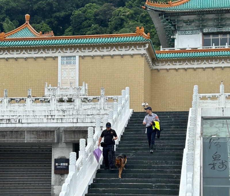 警方会同故宫驻警队队长至馆内巡查