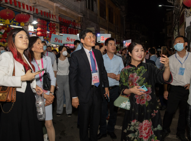 海外华侨华人代表夜游江门 海外华侨华人代表夜游江门