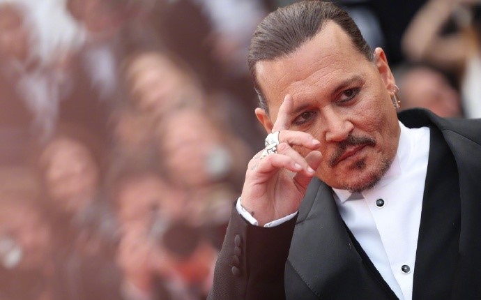 约翰尼德普（Johnny Depp）现身红地毯即引起现场粉丝起哄大叫。