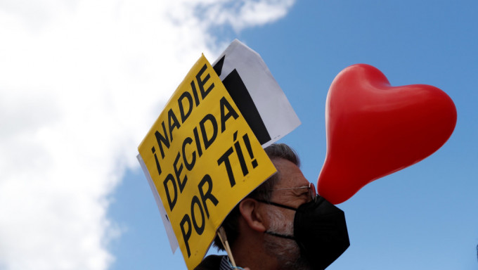 支持者安乐死合法化的人高举“没有人为你做决定”标语牌。 支持者安乐死合法化的人高举“没有人为你做决定”标语牌。