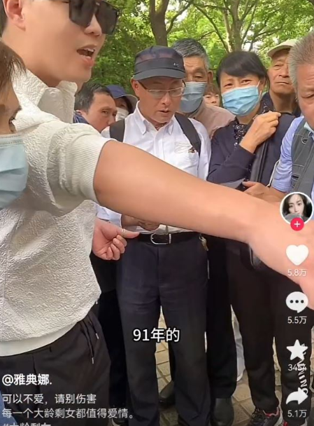 墨镜男称：&ldquo;现在大龄剩女这麽多，都是被你这种人带坏的&rdquo;。