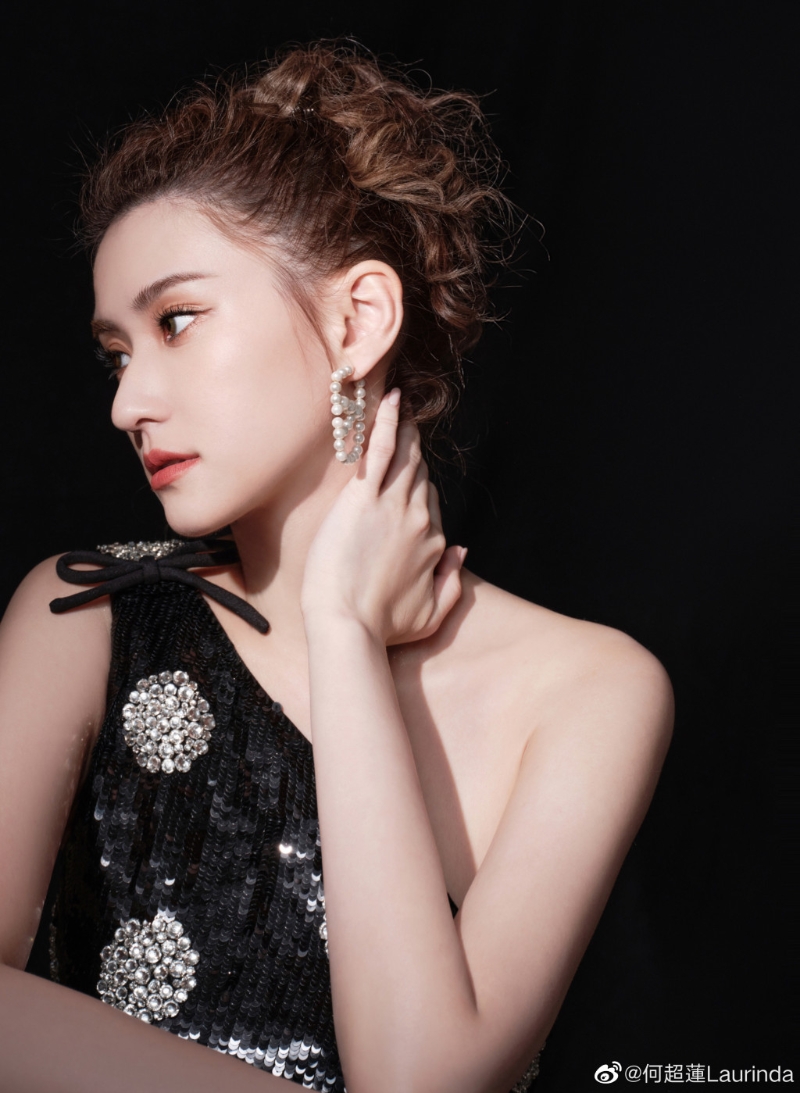 最新照片可见何超莲非常纤瘦。