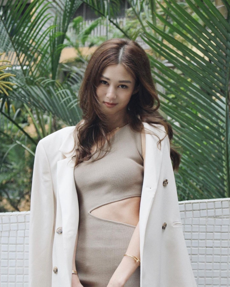 岑丽香日前再贴出穿上这条裙的照片