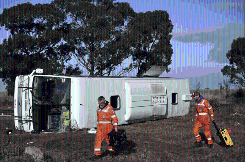 校巴侧翻 校巴侧翻