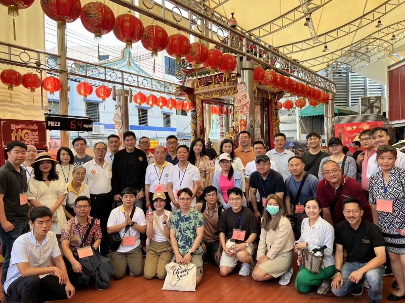 华侨报德善堂合影