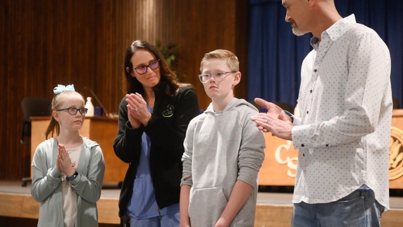 里夫斯在父母及妹妹陪伴下接受表彰。 里夫斯在父母及妹妹陪伴下接受表彰。