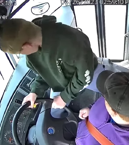 里夫斯冲到驾驶室控制校巴。 里夫斯冲到驾驶室控制校巴。