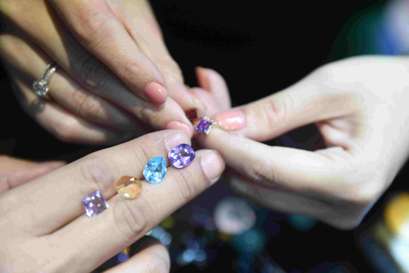 如果是黑痣,代表你会送很多珠宝给人。 如果是黑痣,代表你会送很多珠宝给人。