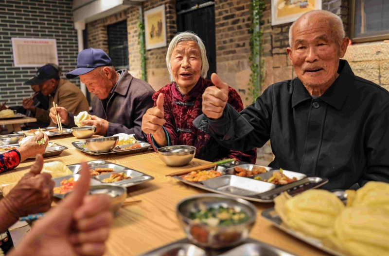 一家人一边吃饭,一边谈论各自白天的工作,还可得到长辈的教诲。 一家人一边吃饭,一边谈论各自白天的工作,还可得到长辈的教诲。