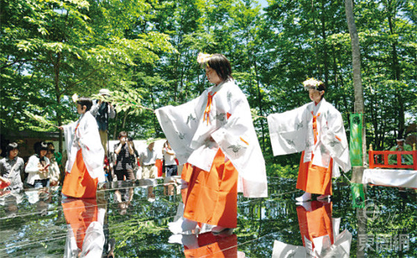 每年空气神社都会和其他神社一样，举办各种庆典，更会请当地学生来当巫女跳舞祭神。