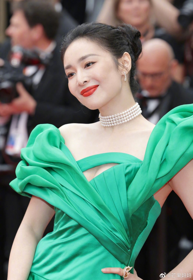 内地女星高叶昨晚亦身穿绿色夸张晚装行红地毯,但被网民发现腋下疑似开线 内地女星高叶昨晚亦身穿绿色夸张晚装行红地毯,但被网民发现腋下疑似开线