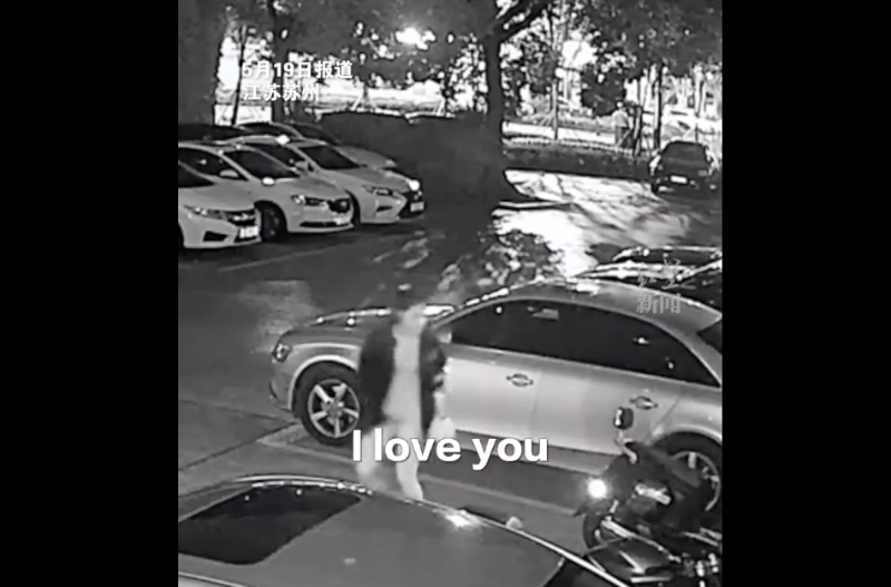 外籍女子挣脱走开,外卖员竟以英文向她叫道“我爱你”。 外籍女子挣脱走开,外卖员竟以英文向她叫道“我爱你”。