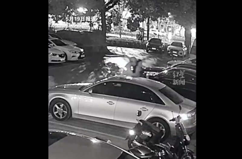 外卖员想将外籍女子推向车辆后方,意图不轨。 外卖员想将外籍女子推向车辆后方,意图不轨。