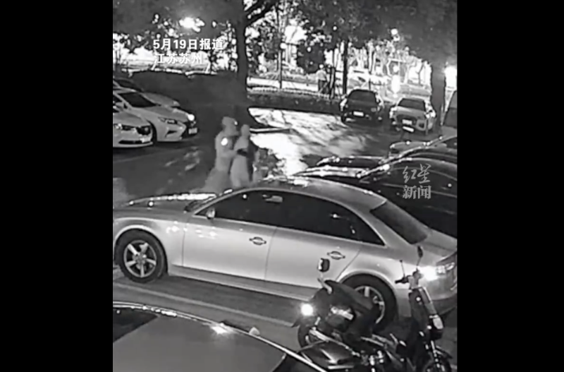 男子还捉住外籍女子的身体,令女子大惊失色。 男子还捉住外籍女子的身体,令女子大惊失色。