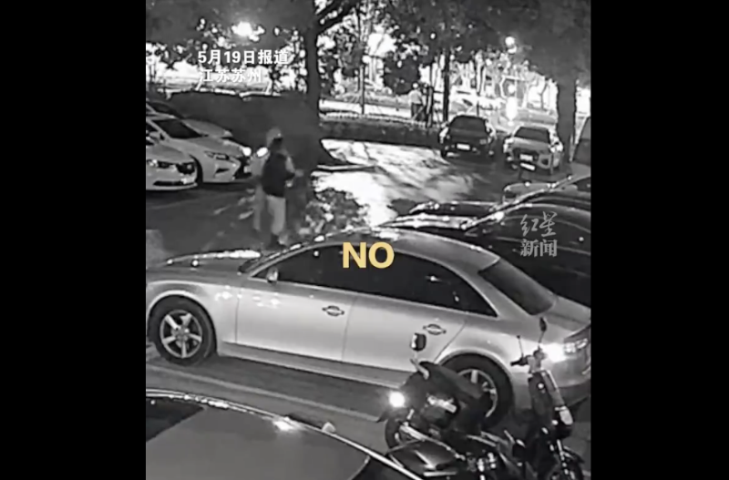 穿外卖员衣服男子突然走向外籍女子的身体,意图有所动作。 穿外卖员衣服男子突然走向外籍女子的身体,意图有所动作。