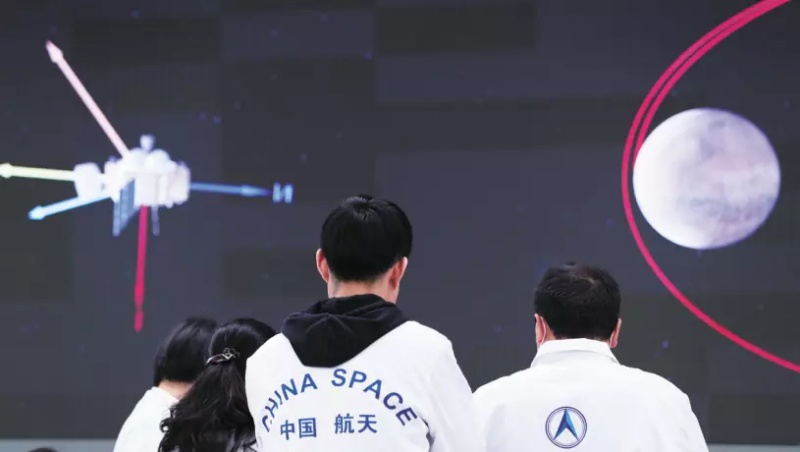 科研人员在控制中心监测&ldquo;祝融号&rdquo;火星车工作情况。