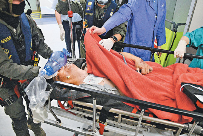 中暑昏迷的6旬汉由飞行服务队直升机送往东区医院抢救。