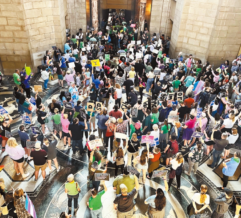 反对人士在议事厅内抗议 反对人士在议事厅内抗议