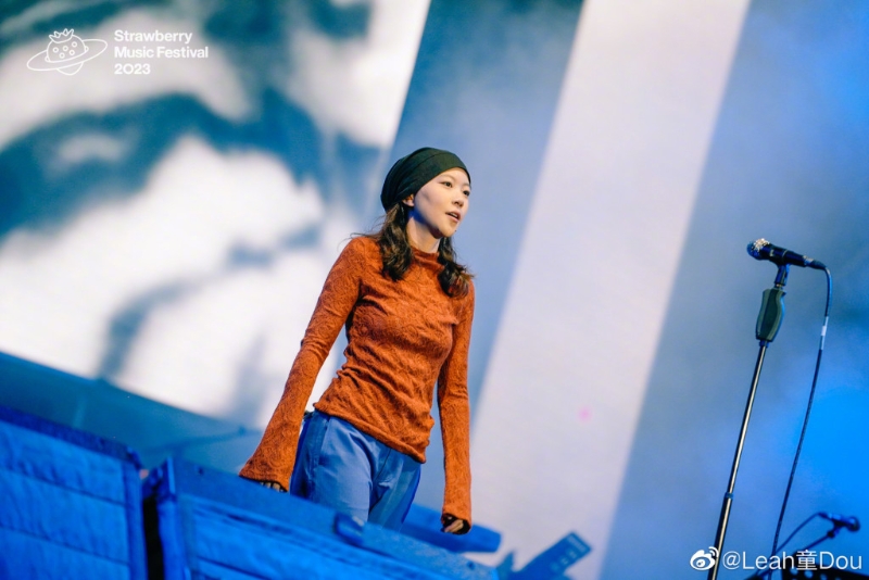 窦靖童昨晚在深圳草莓音乐节表演。 窦靖童昨晚在深圳草莓音乐节表演。