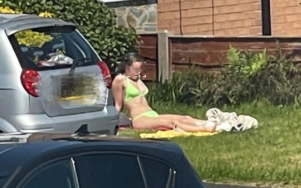 林子博日前于IG上载两张三点式女郎坐在路旁晒太阳的照片