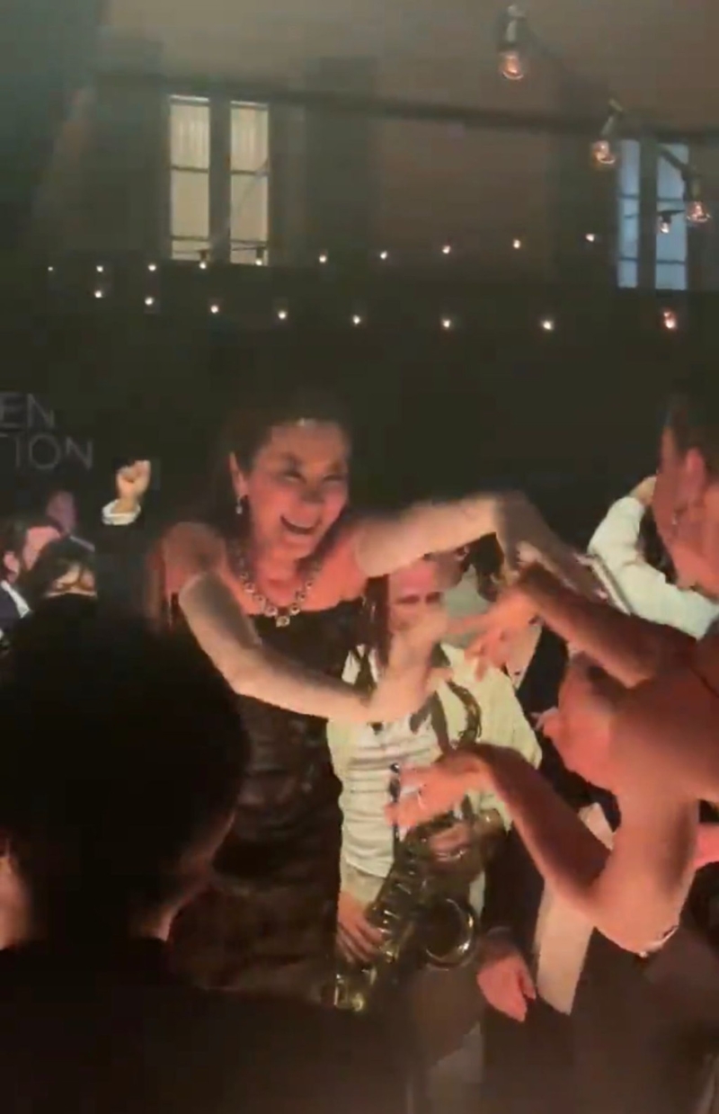 颁奖礼上杨紫琼心情high爆，更跟另一影后《Marvel队长》布丽&middot;拉尔森（Brie Larson）在桌上跳舞。