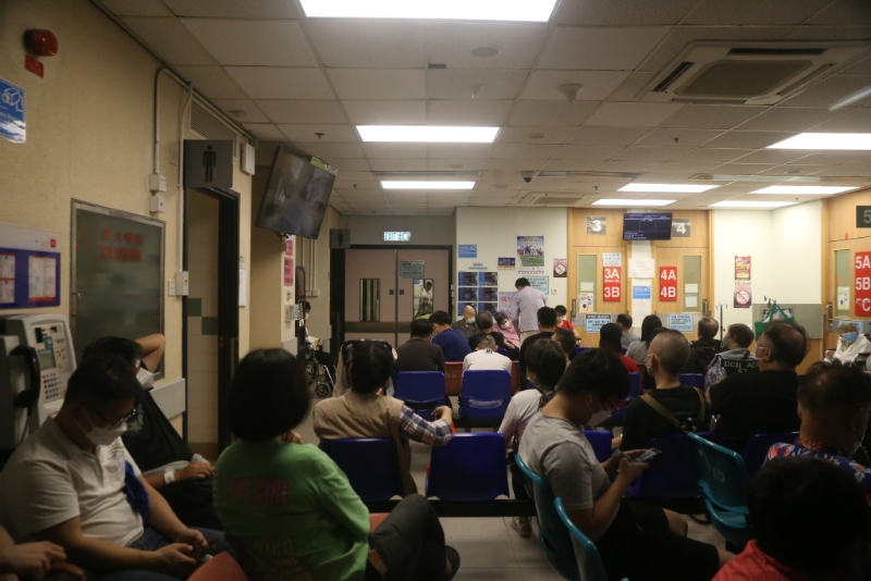 急症室内有近百名病人疏散。 急症室内有近百名病人疏散。