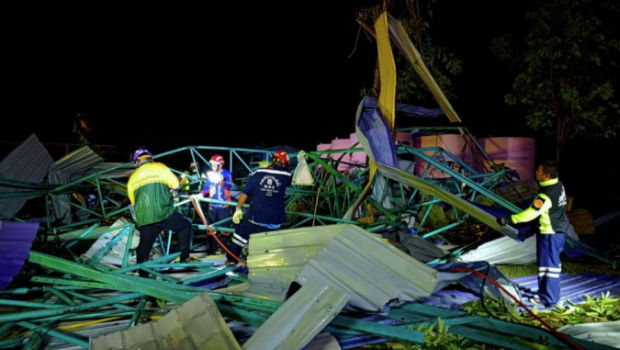 小学的金属屋顶倒塌。