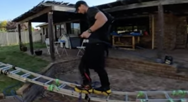 肯尼森为勇登珠穆朗玛峰艰苦练习。