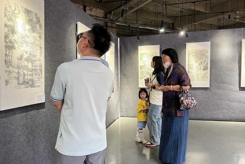 观众认真欣赏 观众认真欣赏