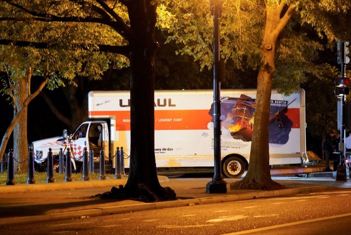 一辆U-Haul搬家用货车22日晚间冲撞白宫北侧拉法叶广场护栏