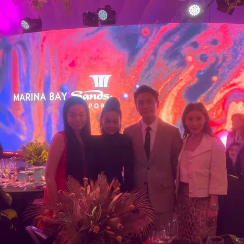 被靓阔太包围的黄宗泽(右二)笑容僵硬。 被靓阔太包围的黄宗泽(右二)笑容僵硬。