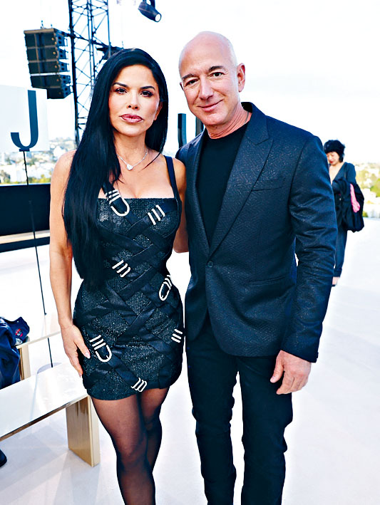 贝索斯与桑切斯3月在洛杉矶出席时装展。