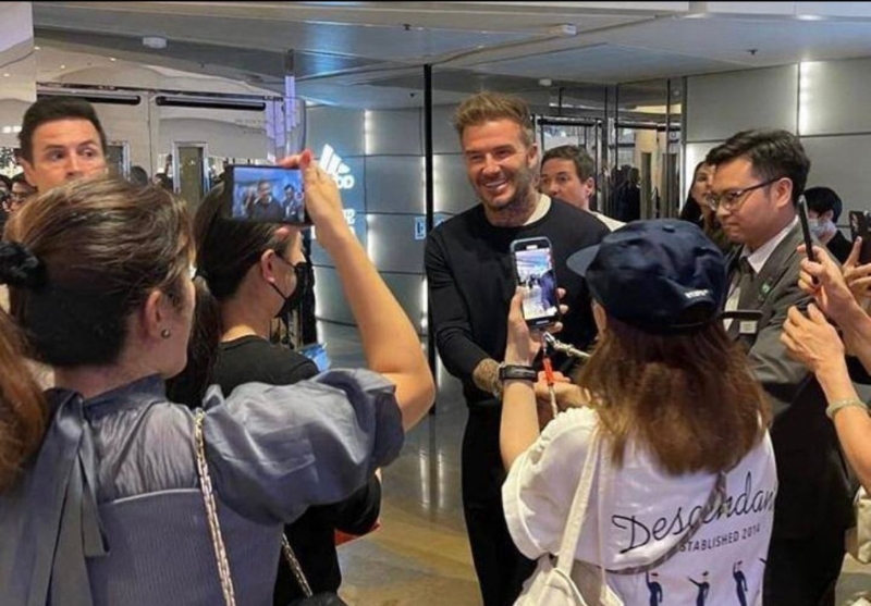 贝克汉姆被粉丝包围。 贝克汉姆被粉丝包围。