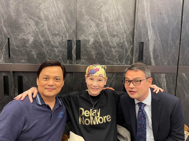 见温裕红戴上七彩头巾，身形、脸容消瘦