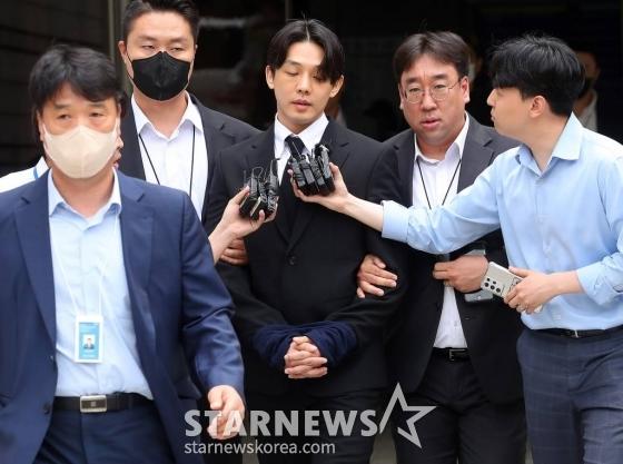 刘亚仁离开法院时被带上手铐