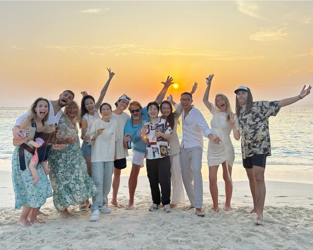 (左五起)邓紫棋与男友Mark终于合体,网民疯狂留言催婚。 (左五起)邓紫棋与男友Mark终于合体,网民疯狂留言催婚。