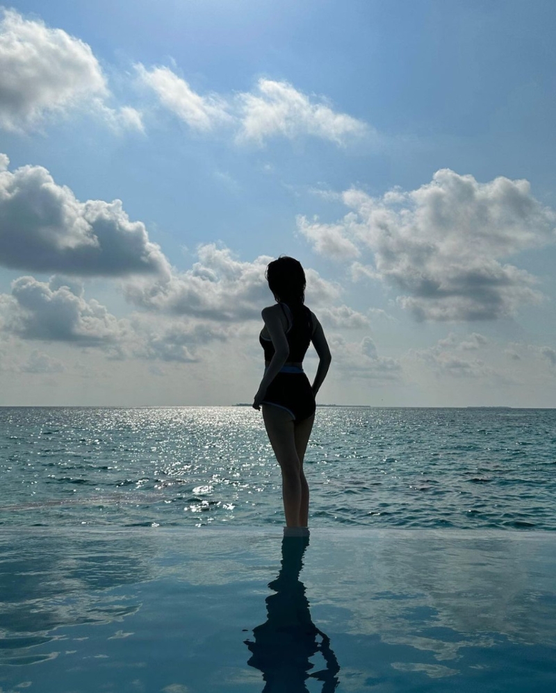 邓紫棋贴出水着背影照。 邓紫棋贴出水着背影照。