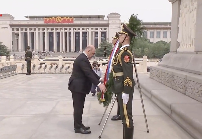 俄罗斯总理米舒斯京5月24日前往天安门广场，向人民英雄纪念碑敬献花圈。 (央视新闻)