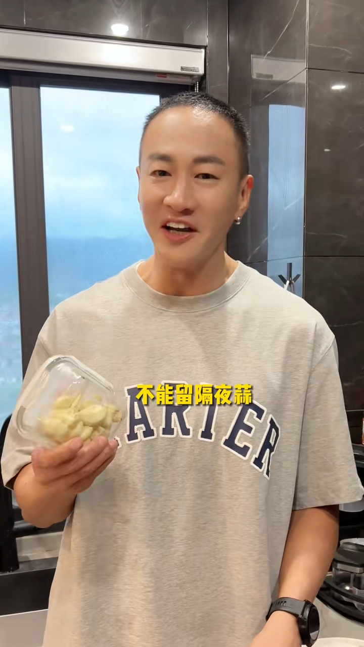 发际线也比之前高了不少