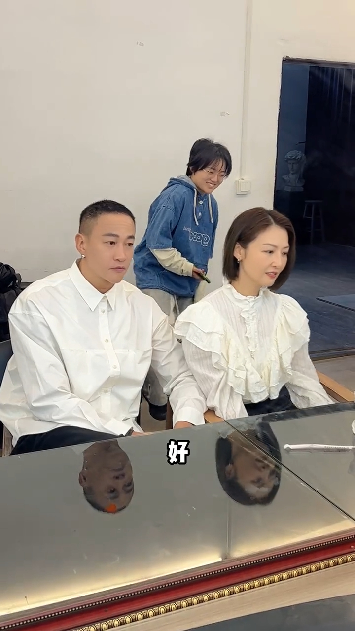 有些角度看起来头发也很浓密。